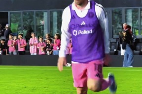 开云官网入口 -包含曼联训练开放日，关键时刻临场应变引欢呼，NBA常规赛在即，年轻球员得到机会的词条